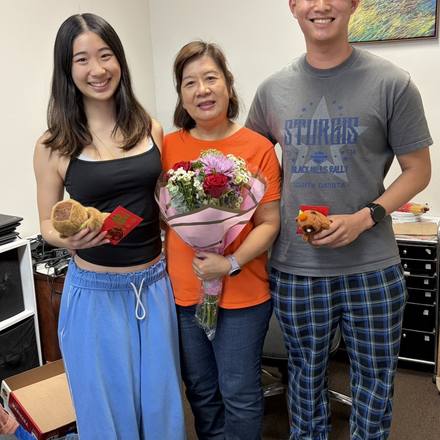 Concordia Chinese School alumni admitted to UC Berkeley visiting the principal