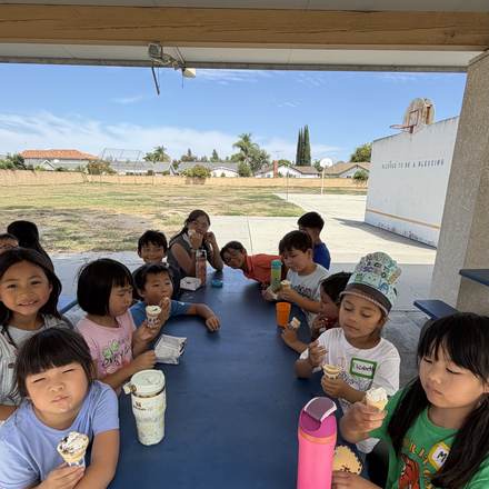 Concordia Chinese School students enjoying afternoon snack time