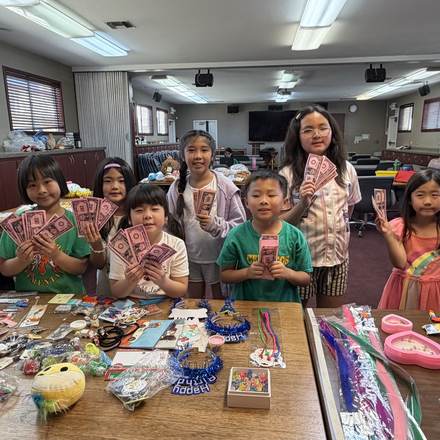 Concordia Chinese School students at the reward store day
